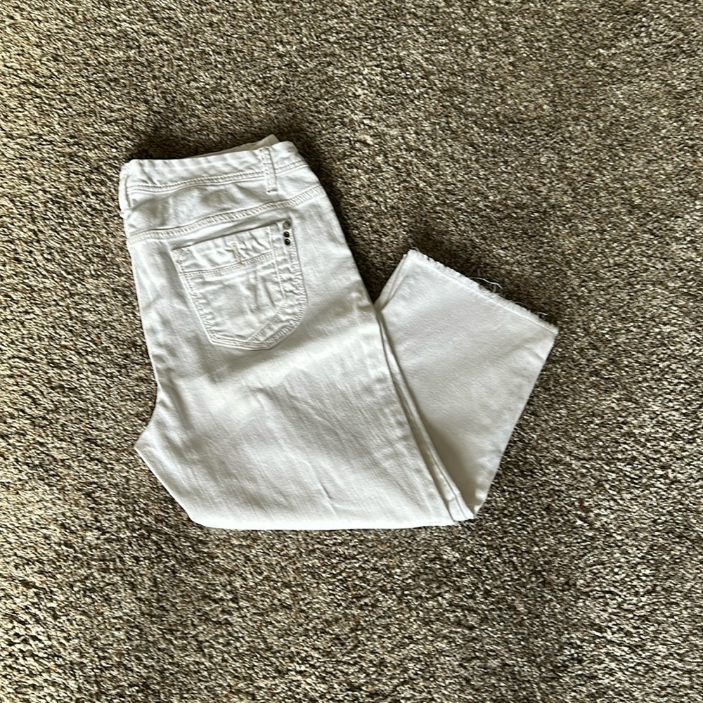 Tommy Hilfiger Freedom Lowrise and crop jeans
Size 12
Color white